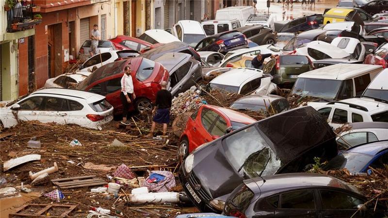 „Spanien weint“: Fast 100 Tote bei „Jahrhundert-Unwetter“ Die Wassermassen rissen die Autos wie Spielzeug mit.