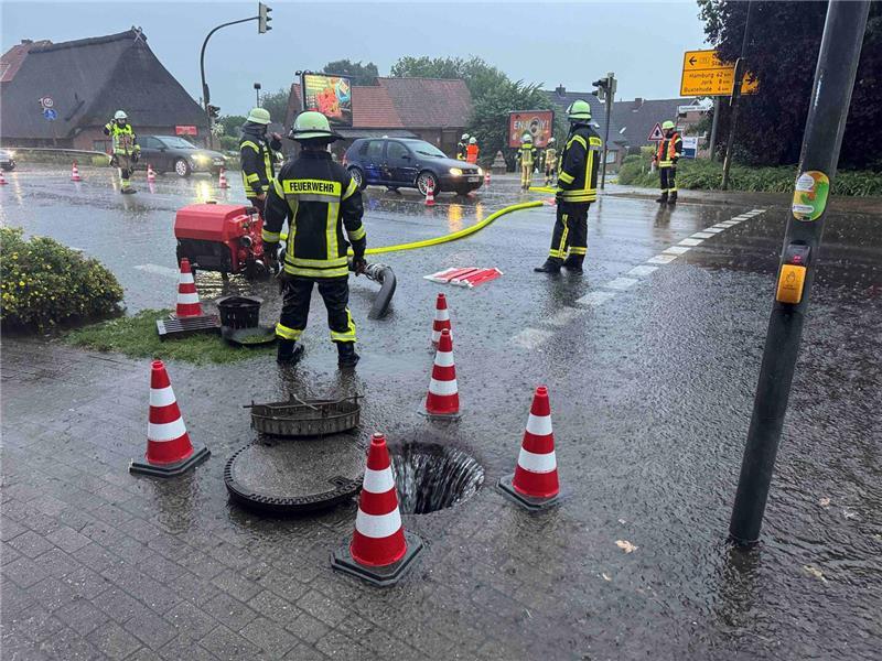Starkregen: 90 Einsätze im Kreis Stade – Autofahrer eingeschlossen Die Wassermassen überfluteten Straßen und Keller. In Hedendorf musste die B73 zeitweise gesperrt werden.