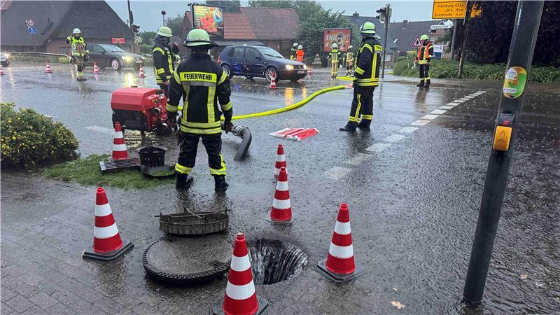 Überflutungen im Kreis Stade: So kommen Sie sicher durch Starkregen Die Wassermassen überfluteten Straßen und Keller. In Hedendorf musste die B73 zeitweise gesperrt werden.