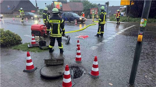 Die Wassermassen überfluteten Straßen und Keller. In Hedendorf musste die B73 zeitweise gesperrt werden. 