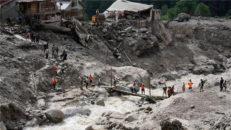 Mehr als 365 Tote nach Sturzfluten in Himalaya-Region Die Wassermassen überraschten Pilger beim Essen. Mindestens 65 Menschen sind in Kaschmir bei einer Sturzflut gestorben.
