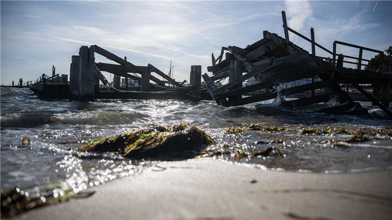 Die Wassermassen zerstörten den Hafen von Damp. (Archivbild)