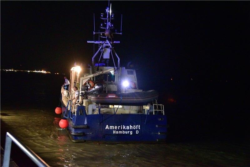Großeinsatz auf der Elbe: Arbeiter von Baggerschiff gerettet Die Wasserschutzpolizei Hamburg war mit dem Streifenboot Amerikahöft vor Ort. Foto: Beneke