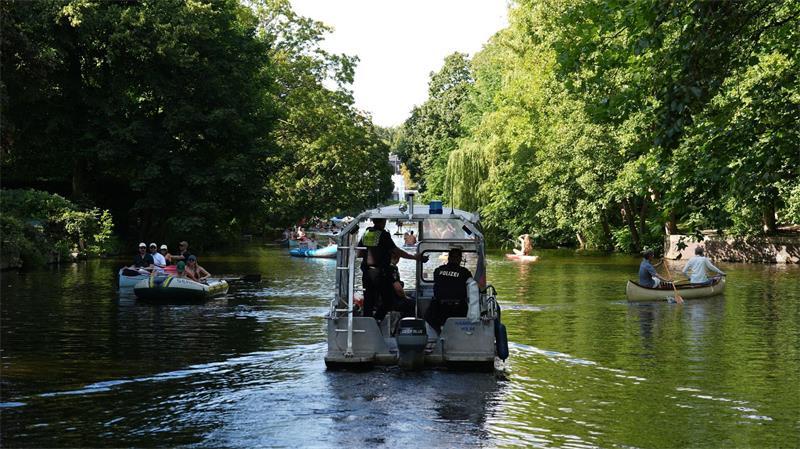 Die Wasserschutzpolizei achtet in den Nebengewässern der Alster auf die Einhaltung des Rechtsfahrgebots.