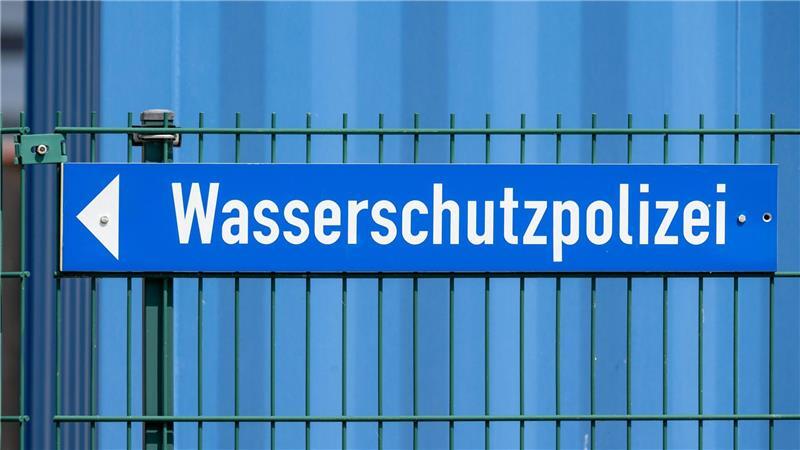 Wendtorf: Boot sinkt nach Brand und Explosionsgeräuschen Die Wasserschutzpolizei barg im Wasser treibende Wrackteile. (Symbolbild)