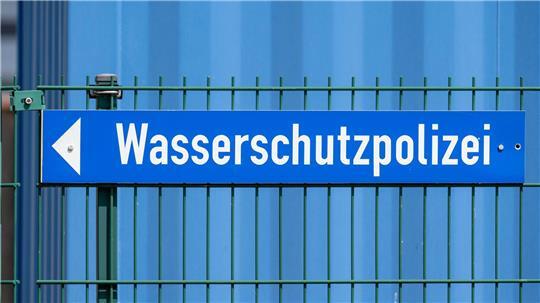 Die Wasserschutzpolizei barg im Wasser treibende Wrackteile. (Symbolbild)