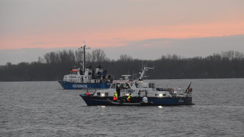 „Großer Tag für die Region“: LNG-Terminal erreicht Stader Anleger Die Wasserschutzpolizei begleitet das mit knapp 15 Knoten fahrende Spezialschiff.