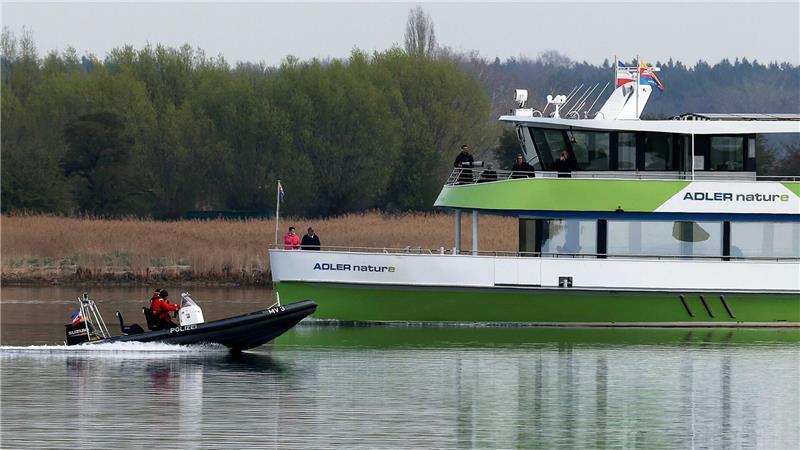 Die Wasserschutzpolizei begleitet teils ein Ausflugsschiff, von dem am Wochenende eine Frau gesprungen war. Die Polizei hatte sie in der Nähe des Wals aus dem Wasser geholt.
