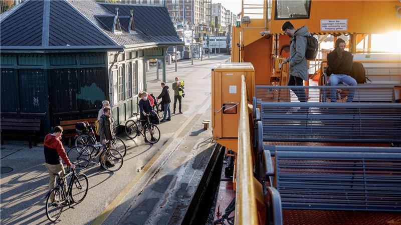 Die Wasserschutzpolizei kontrollierte Passagiere der Elbfähren auf Waffen. (Archivfoto)