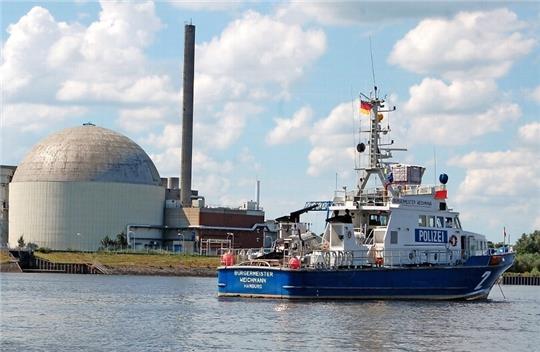 Die Wasserschutzpolizei liegt am ehemaligen Kraftwerk Stade vor Anker. Im gesamten Bereich der Elbe ist die Polizei Hamburg zuständig.