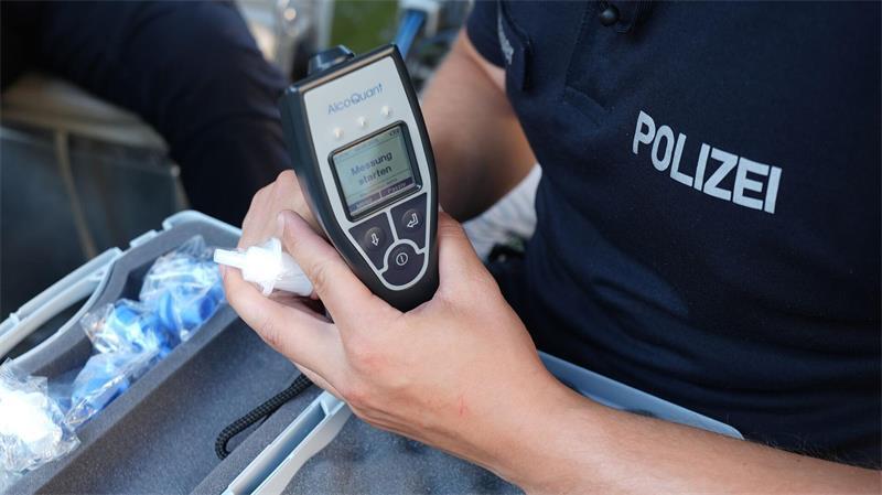 Die Wasserschutzpolizei verwendet Geräte zur Bestimmung des Atemalkoholwerts.