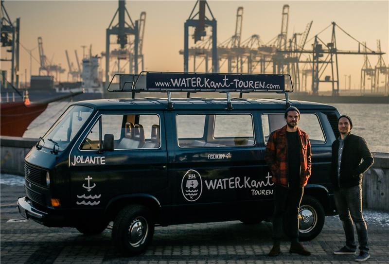 Die „Waterkant-Touren“ -Gründer Jan Schmitt (rechts) und Steffen Körtje mit ihrem anderen Bulli „Jolante“.