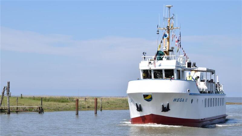 Die „Wega II" in der Einfahrt zum Fedderwardesieler Hafen: Das Bild ist selten geworden. Wird man es in dieser Saison noch zu sehen bekommen? 