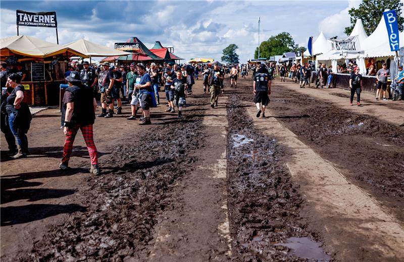 Die Wege auf dem Festival-Gelände wurden täglich präpariert. Foto: dpa