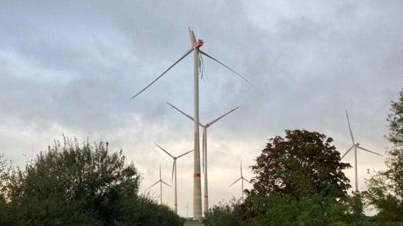 Wieder bricht ein Rotorblatt im umstrittenen Windpark Die Wege zum Windpark in Alfstedt wurden von der Feuerwehr gesperrt.