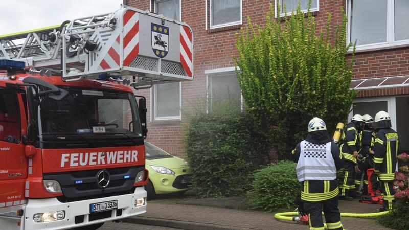 Schwelbrand in Harsefeld – Nachbarn helfen Seniorin Die Wehren aus Harsefeld und Ohrensen rückten am Freitagmittag zur Normannenstraße in Harsefeld aus.