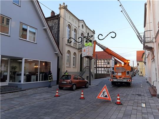 Die Weihnachtsbeleuchtung in der Langen Straße wird von der Feuerwehr aufgehängt. Archivfoto: Eveline Bansemer