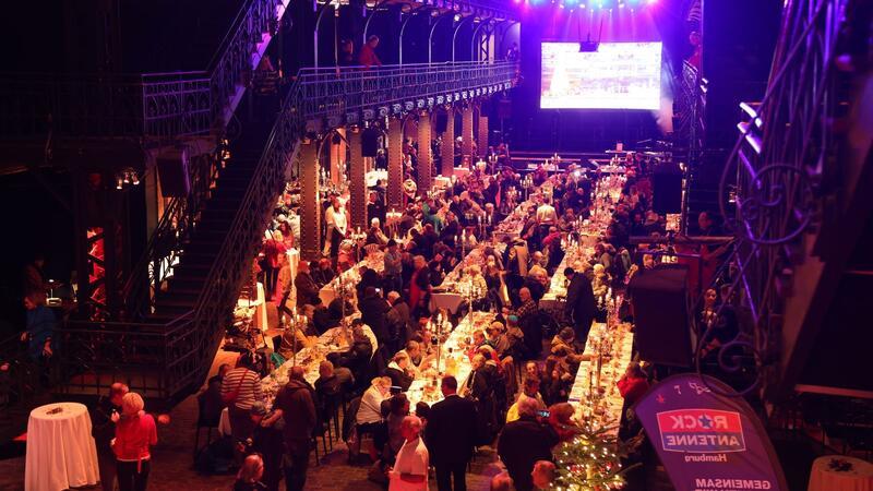 „Mehr als eine warme Mahlzeit“: Weihnachten für Obdachlose Die Weihnachtsfeier in der Fischauktionshalle.