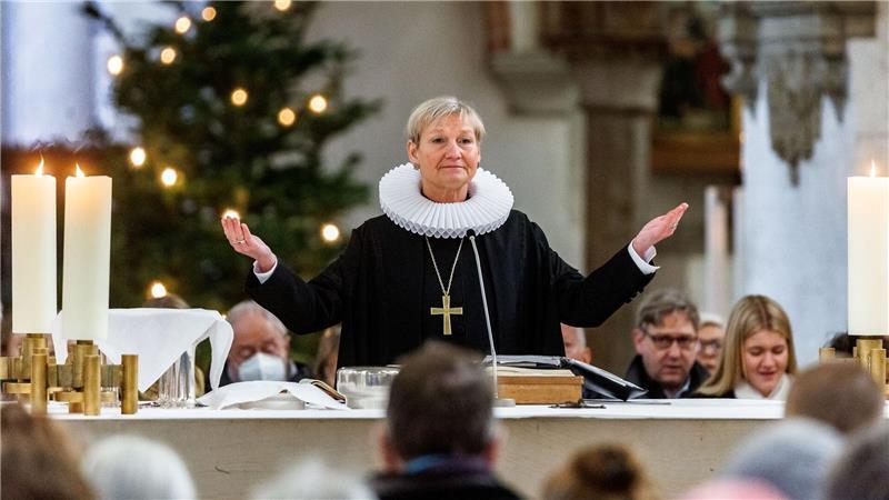 Die Weihnachtsgeschichte nehme der Ohnmacht die Macht, sagt die EKD-Ratsvorsitzende Kirsten Fehrs. (Archivbild)