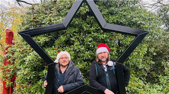 Die Weihnachtsmütze gehört im Planungsteam dazu: Sascha Wolff und Bernd Reimers freuen sich auf Weihnachtsterne und Budenzauber beim Christkindmarkt.