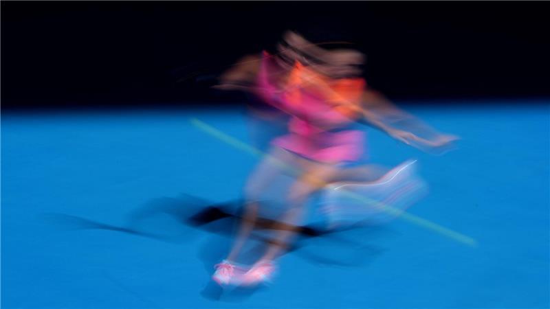 Die Weißrussin Aryna Sabalenka spielt einen Vorhand-Return.