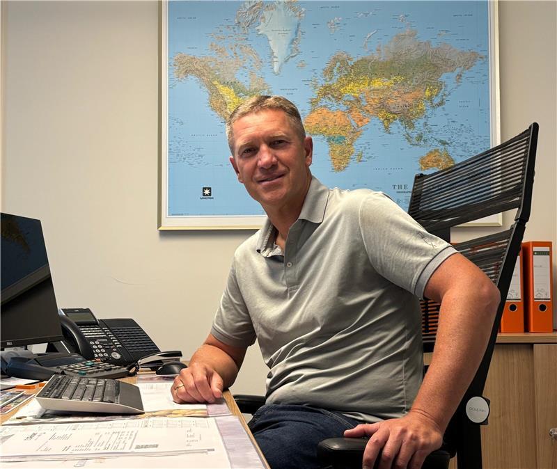 Die Weltkarte an der Wand zeigt: Global Fruit Point hat Handelsbeziehungen überall auf dem Globus. Auf dem Bild sitzt Geschäftsführer Sven Heinsohn in seinem Büro in Buxtehude.