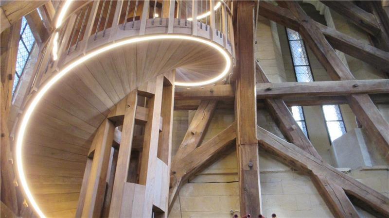 Die Wendeltreppe aus massiver Eiche ist 21 Meter hoch und 20 Tonnen schwer und gilt als ein Meisterwerk der Zimmermannskunst.