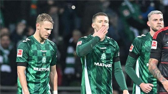 Die Werder-Spieler Mitchell Weiser (M), Marco Grüll (l) und Marvin Ducksch