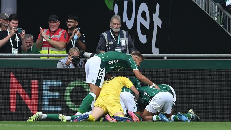 „Stadion in Ekstase“: Steffen freut Werders Aufholjagd Die Werder-Spieler bejubeln das späte 3:3 gegen Leverkusen.