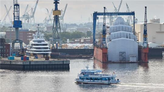 Die Werft Blohm+Voss befindet sich auf der Halbinsel Steinwerder im Hamburger Hafen.