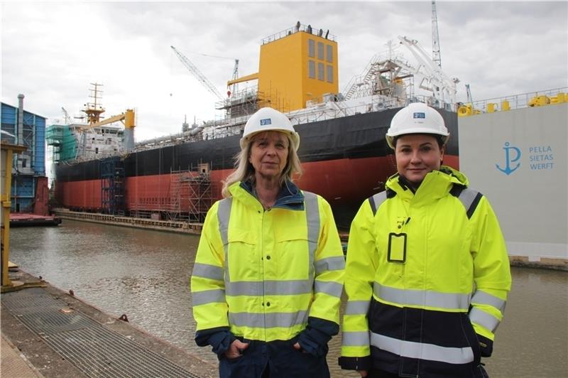 Die Werft-Geschäftsführerinnen Beate Debold (links) und Natallia Dean vor dem fertigen Baggerschiff im verschlickten Hafenbecken . Sie hoffen nun auf den hart errungenen Kompromiss. Foto: Michaelis