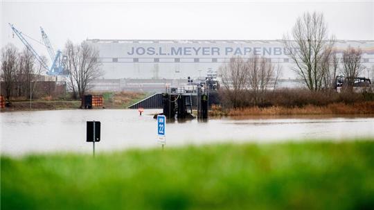 Die Werfthallen der Meyer Werft stehen nahe der Ems am Stadtrand.