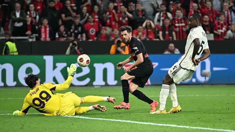 Zwei Elfer und ein Eigentor: Leverkusen nach 2:2 im Finale Die Werkself scheitert immer wieder an AS-Keeper Mile Svilar (l.), hier gegen Jonas Hofmann (M).