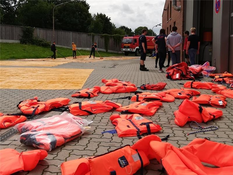 Vier Jugendwehren, ein Ziel: Ferienfahrt in Feuerwehrrot und mit viel Wasser Die Westen trocknen zu Hause.