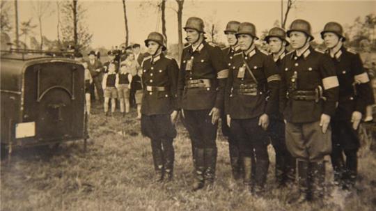 Die Wettkampfmannschaft der Feuerwehr Immenbeck 1952 in Jesteburg (Landkreis Harburg). Ganz rechts steht der junge Gerhard Bösch.