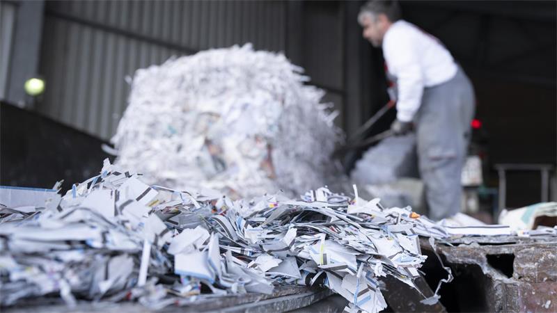 Die Wiederverwertung von gebrauchtem Papier schont Ressourcen und damit auch das Klima.