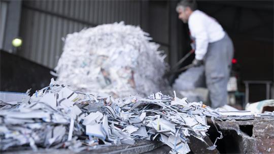 Die Wiederverwertung von gebrauchtem Papier schont Ressourcen und damit auch das Klima.