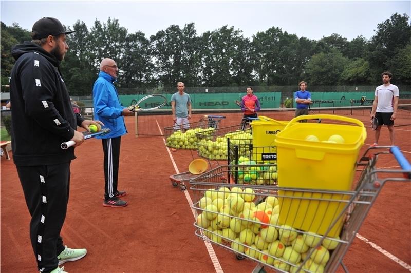 Die Wiepenkathener Trainer Justin Gomert (links) und Hartmut Aldag führen die Referendare mit ihrem Wissen in den Tennissport ein. Fotos: Scholz