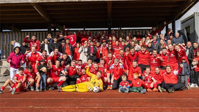 Die Wiepenkathener feiern mit ihren Fans den Aufstieg in die Bezirksliga.