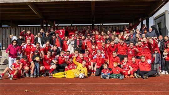 Die Wiepenkathener feiern mit ihren Fans den Aufstieg in die Bezirksliga.