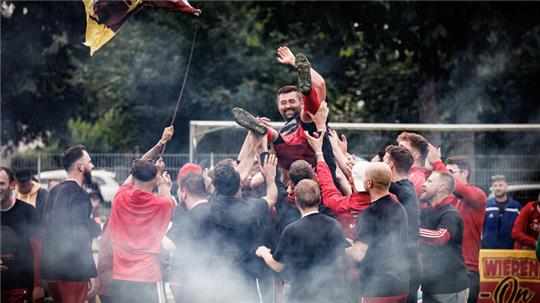 Die Wiepenkathener lassen ihren 40-jährigen Routinier Viktor Pazer hochleben. Aufgrund der personellen Probleme wurde er nochmal aktiviert und war eine Stütze des Teams.