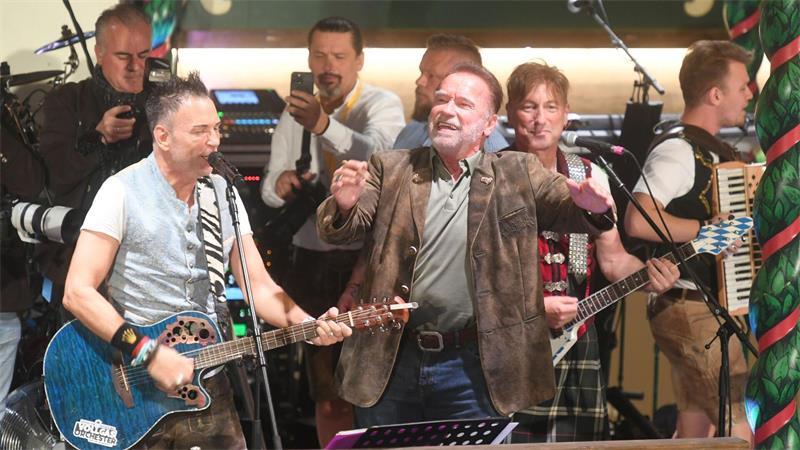 Welche Songs man für die Wiesn kennen sollte Die Wiesn bringt auch prominente Dirigenten hervor - wie hier Arnold Schwarzenegger (Archiv).