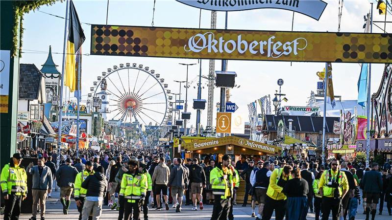 Die Wiesn wurde am Abend wieder geöffnet.