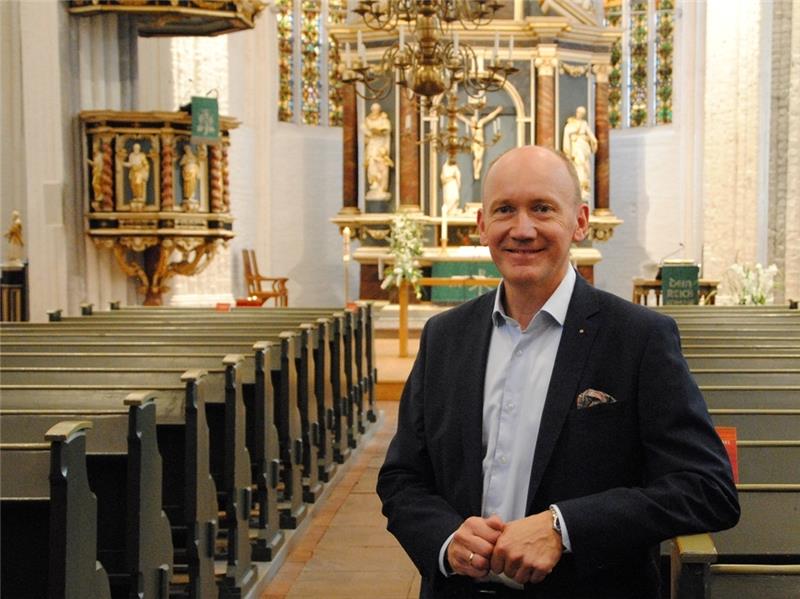Die Wilhadi-Kirche in der Stader Innenstadt ist Thomas Kücks zweites Arbeitszimmer, frisch saniert. Hier wird er am Sonntag verabschiedet. Foto: Stief