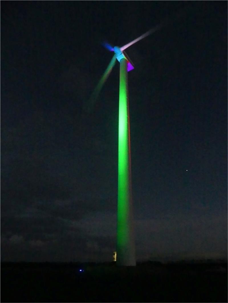 Wieso die Windräder bei Nindorf bunt leuchten Die Windkraftanlagen bei Nindorf leuchteten farbig. Foto: Knappe