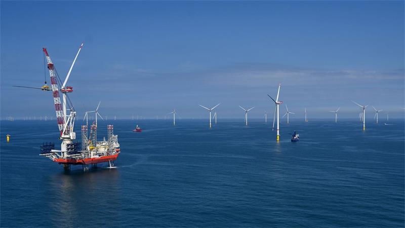 XXL-Windpark im Meer: Was das für die Energiewende bedeutet Die Windkraftanlagen werden vom Schiff aus errichtet.