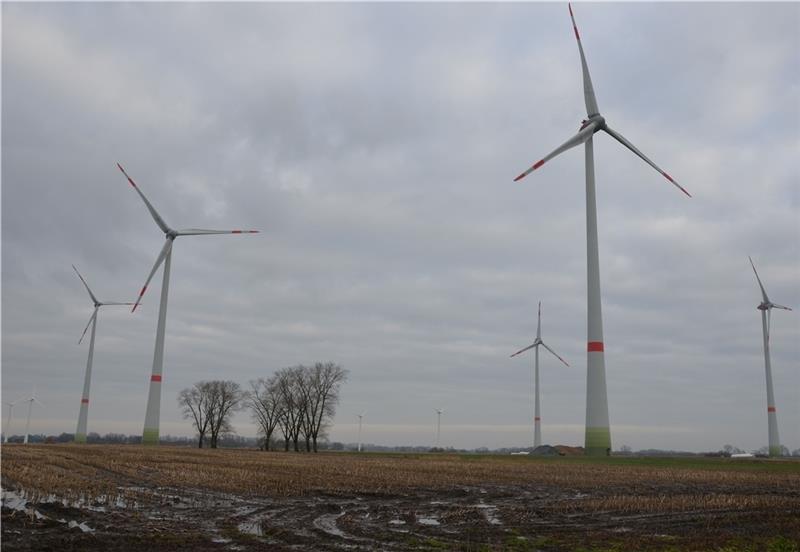 Die Windparkplanung in Drochtersen wird neu überarbeitet. Das Foto zeigt die großen Windräder in Drochtersermoor. Foto: von Allwörden