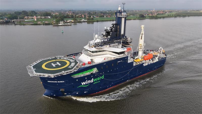 Die Windward Munich ist ein Wartungsschiff für Offshore-Windanlagen. Im Hintergrund ist der Lühe-Anleger zu erkennen.
