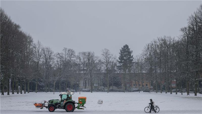 Die Winterdienste haben in Niedersachsen auch am Mittwoch viel zu tun. 