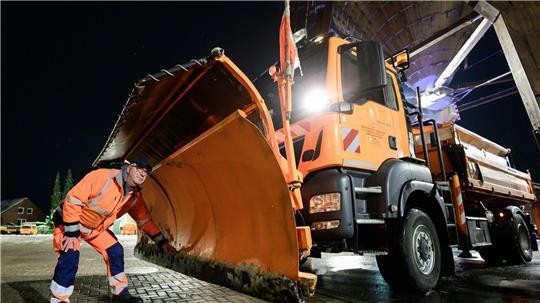 Die Winterdienste in Niedersachsen und Bremen sind gut vorbereitet - auch bei weiteren Wintereinbrüchen. (Archivbild)